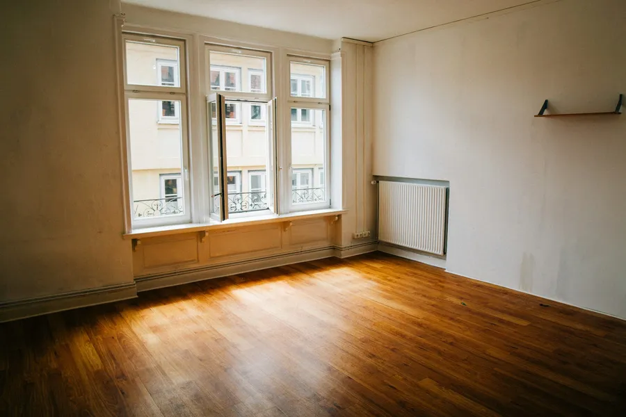Besenrein übergebenes Zimmer mit Holzboden